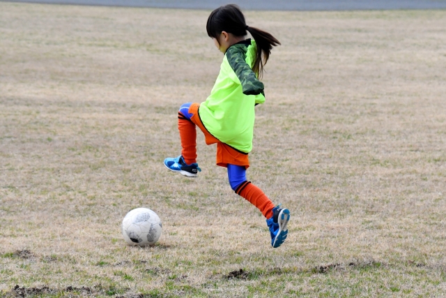サッカーしている少女