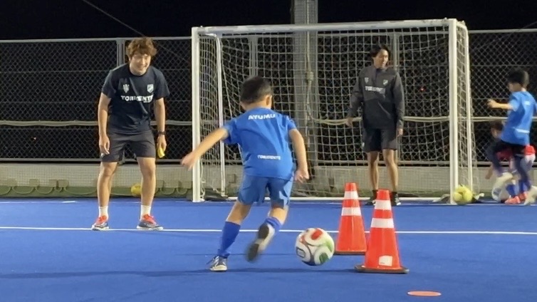 スクールでサッカーをしている様子